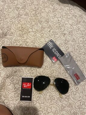 Ray-Ban Aviator Sunglasses in Gold with dark green  Lenses